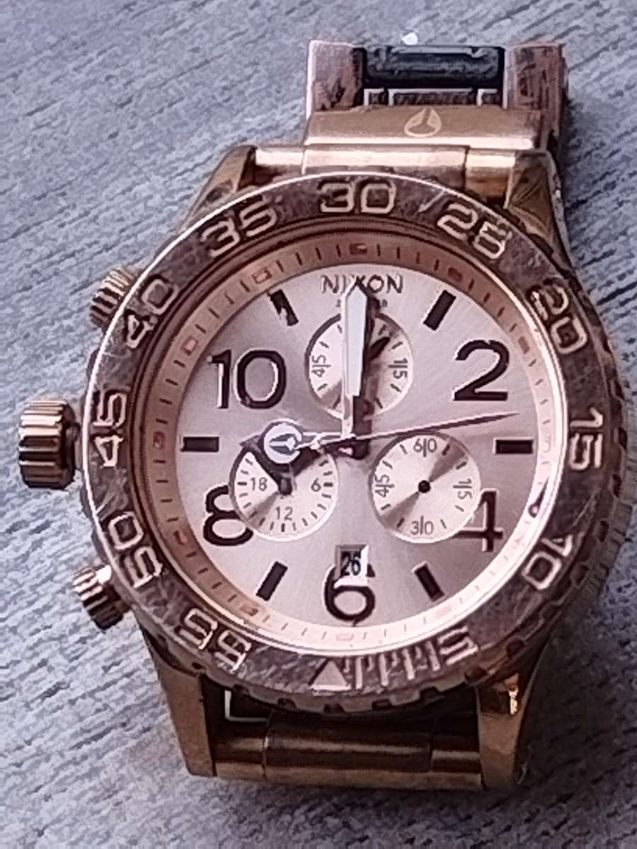MENS NIXON GOLD PLATED VERY HEAVY WATCH IN EXCELLENT WORKING CONDITION