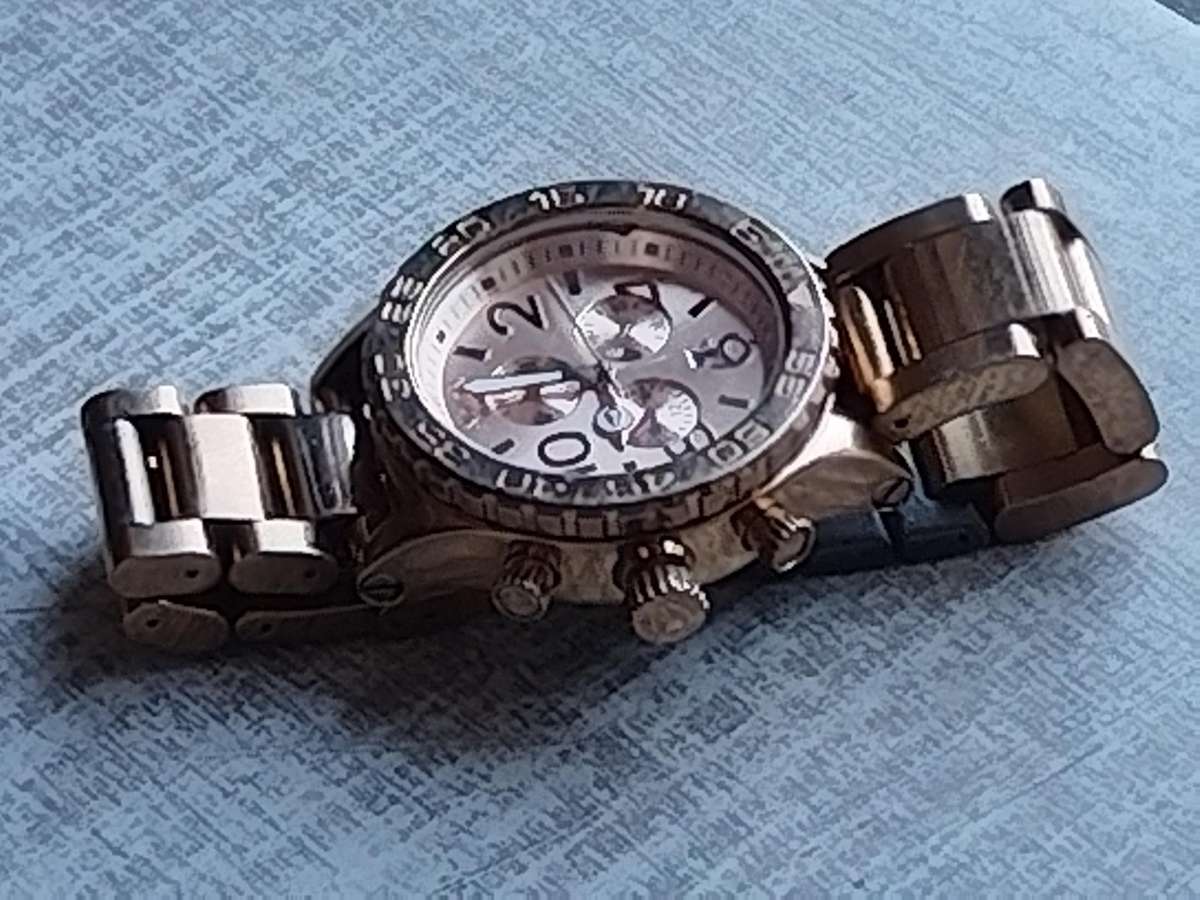 MENS NIXON GOLD PLATED VERY HEAVY WATCH IN EXCELLENT WORKING CONDITION