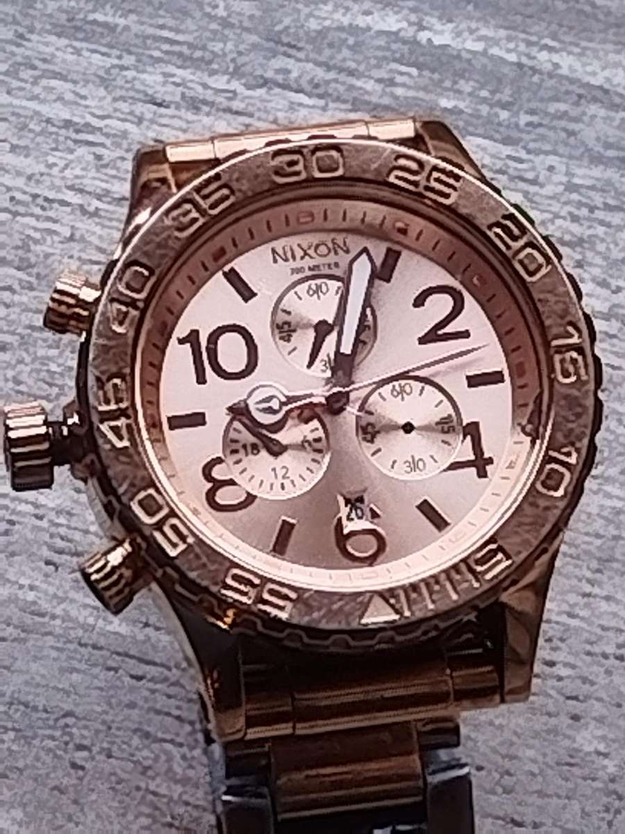 MENS NIXON GOLD PLATED VERY HEAVY WATCH IN EXCELLENT WORKING CONDITION