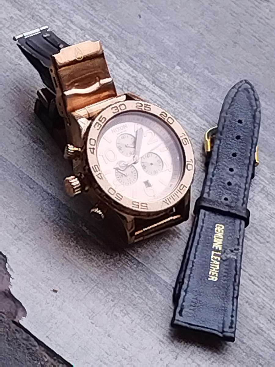 MENS NIXON GOLD PLATED VERY HEAVY WATCH IN EXCELLENT WORKING CONDITION