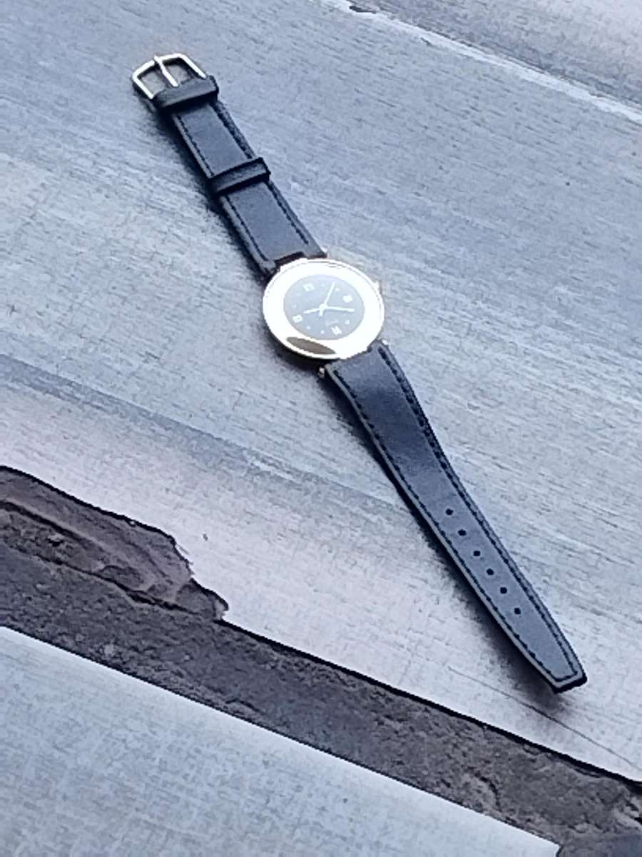 STUNNING AND ELEGANT LADIES POISE GOLD WATCH IN EXCELLENT WORKING CONDITION