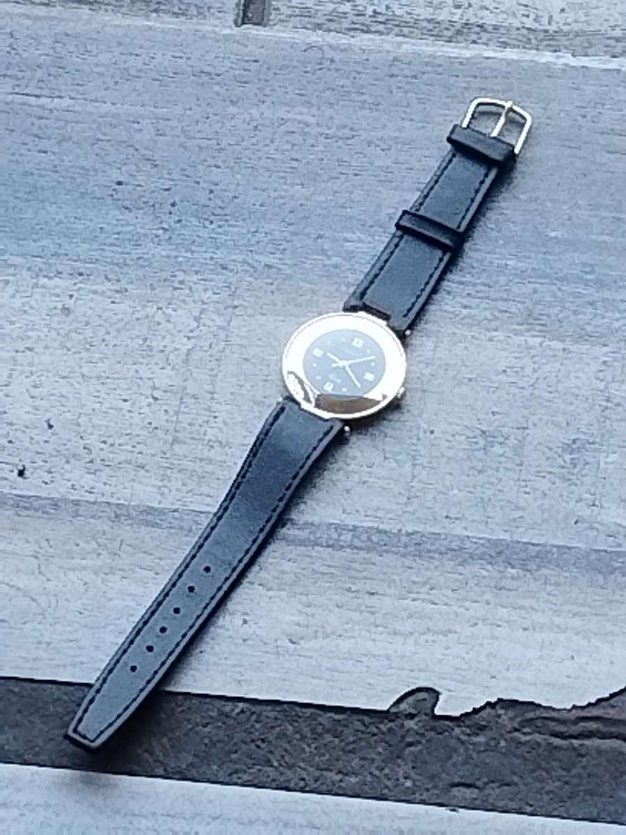 STUNNING AND ELEGANT LADIES POISE GOLD WATCH IN EXCELLENT WORKING CONDITION