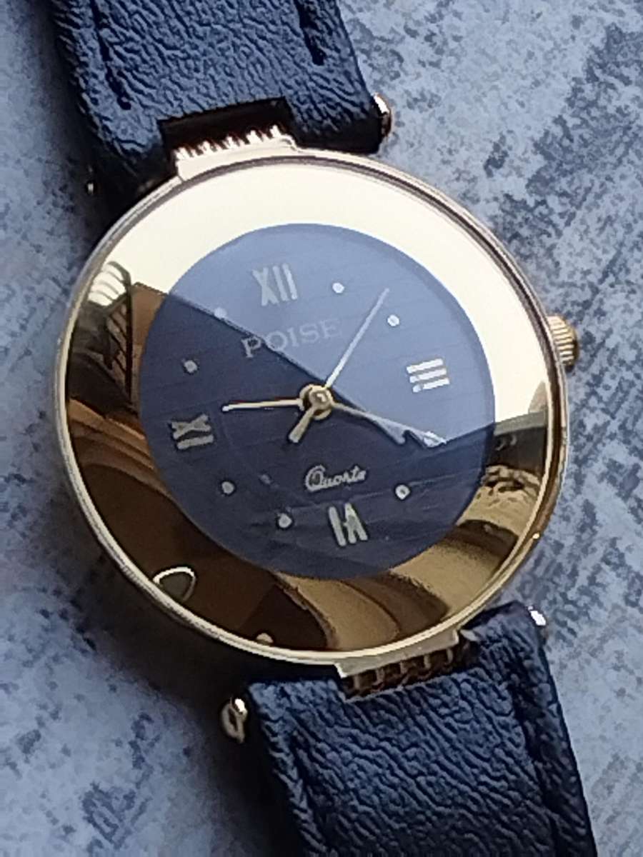 STUNNING AND ELEGANT LADIES POISE GOLD WATCH IN EXCELLENT WORKING CONDITION