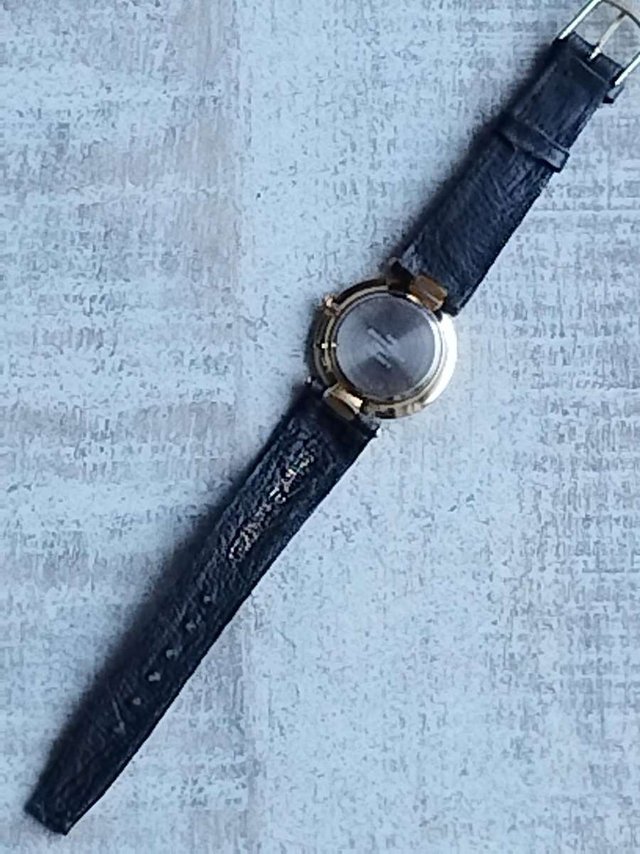 STUNNING AND ELEGANT LADIES POISE GOLD WATCH IN EXCELLENT WORKING CONDITION