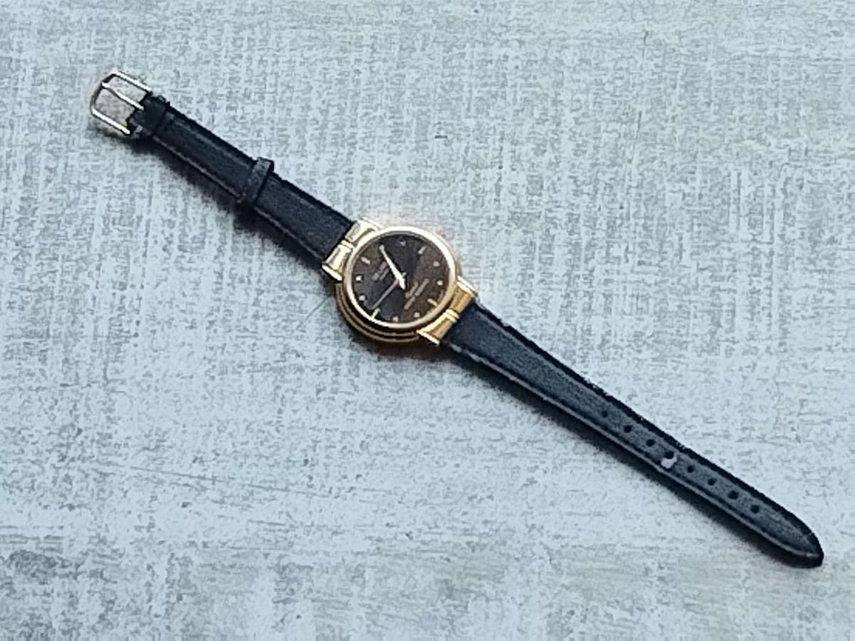 LADIES DE LUXE 18K GOLD PLATED WATCH IN EXCELLENT WORKING CONDITION