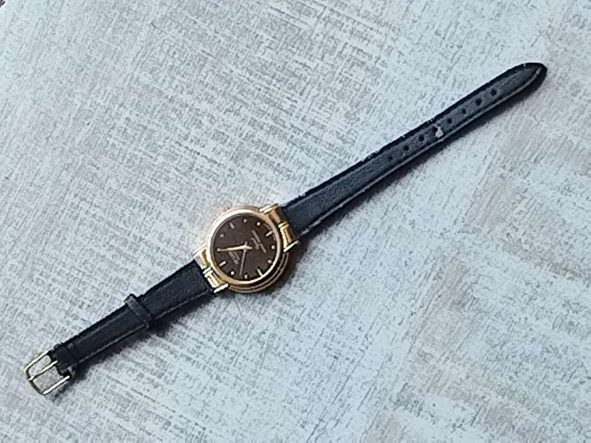 LADIES DE LUXE 18K GOLD PLATED WATCH IN EXCELLENT WORKING CONDITION