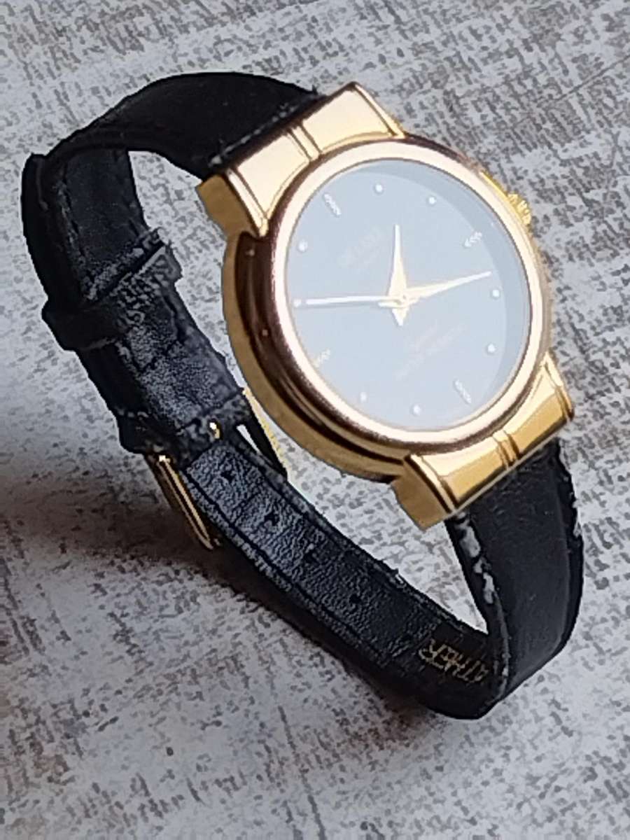 LADIES DE LUXE 18K GOLD PLATED WATCH IN EXCELLENT WORKING CONDITION