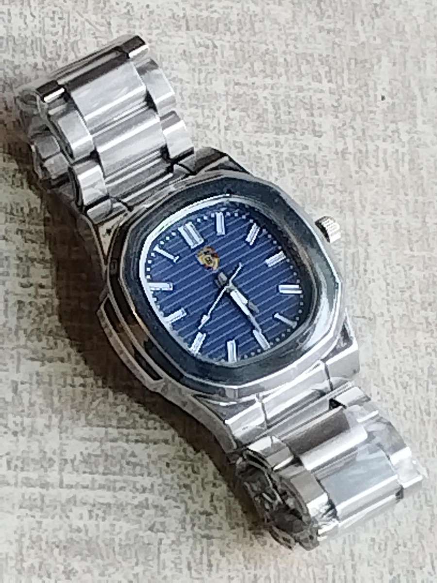 MENS BIG BULKY ALL STAINLESS STEEL FASHION WATCH IN EXCELLENT WORKING CONDITION