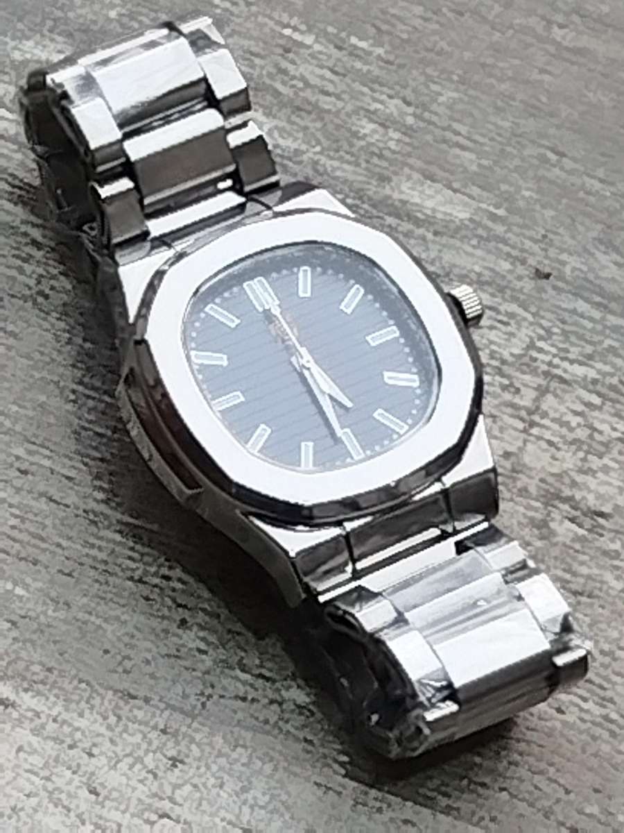 MENS BIG BULKY ALL STAINLESS STEEL FASHION WATCH IN EXCELLENT WORKING CONDITION