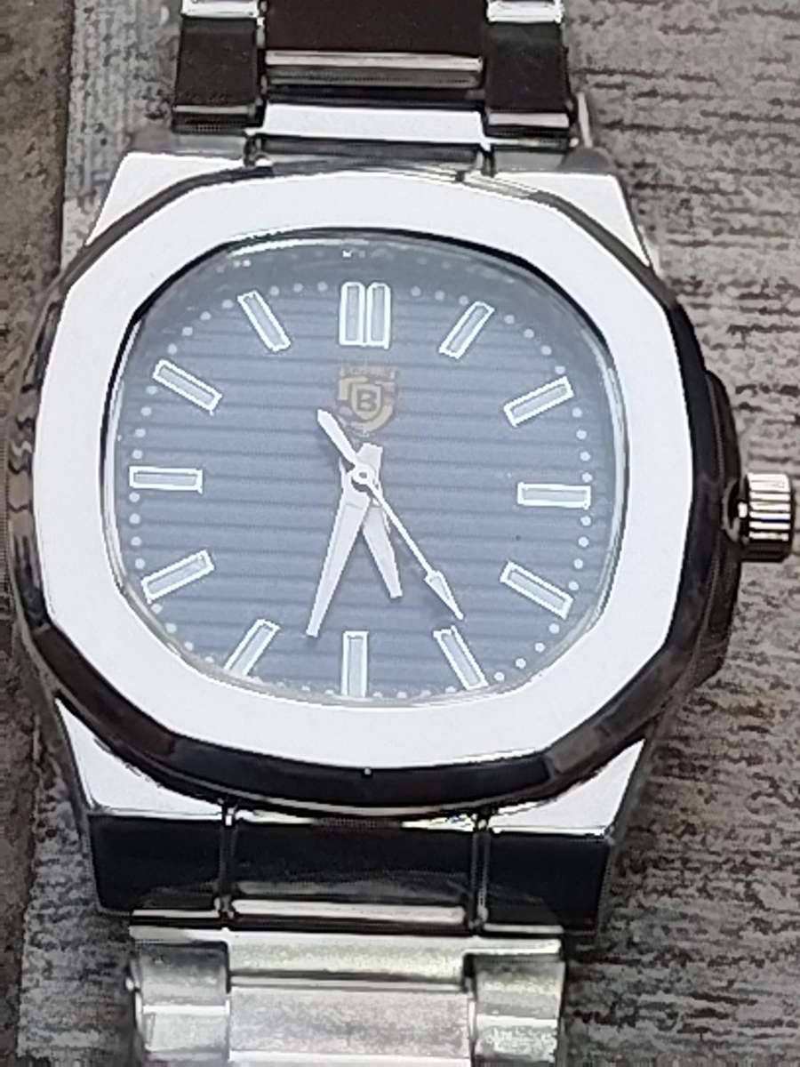 MENS BIG BULKY ALL STAINLESS STEEL FASHION WATCH IN EXCELLENT WORKING CONDITION