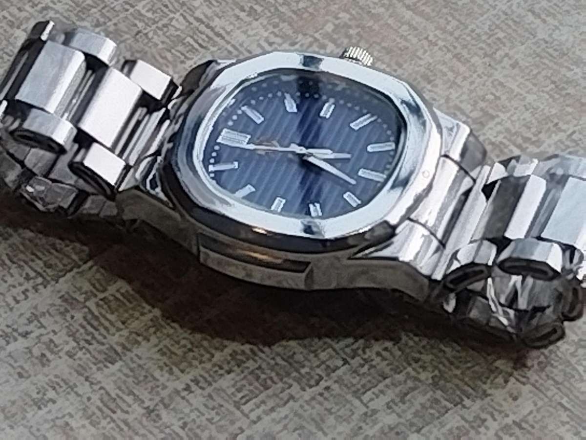 MENS BIG BULKY ALL STAINLESS STEEL FASHION WATCH IN EXCELLENT WORKING CONDITION