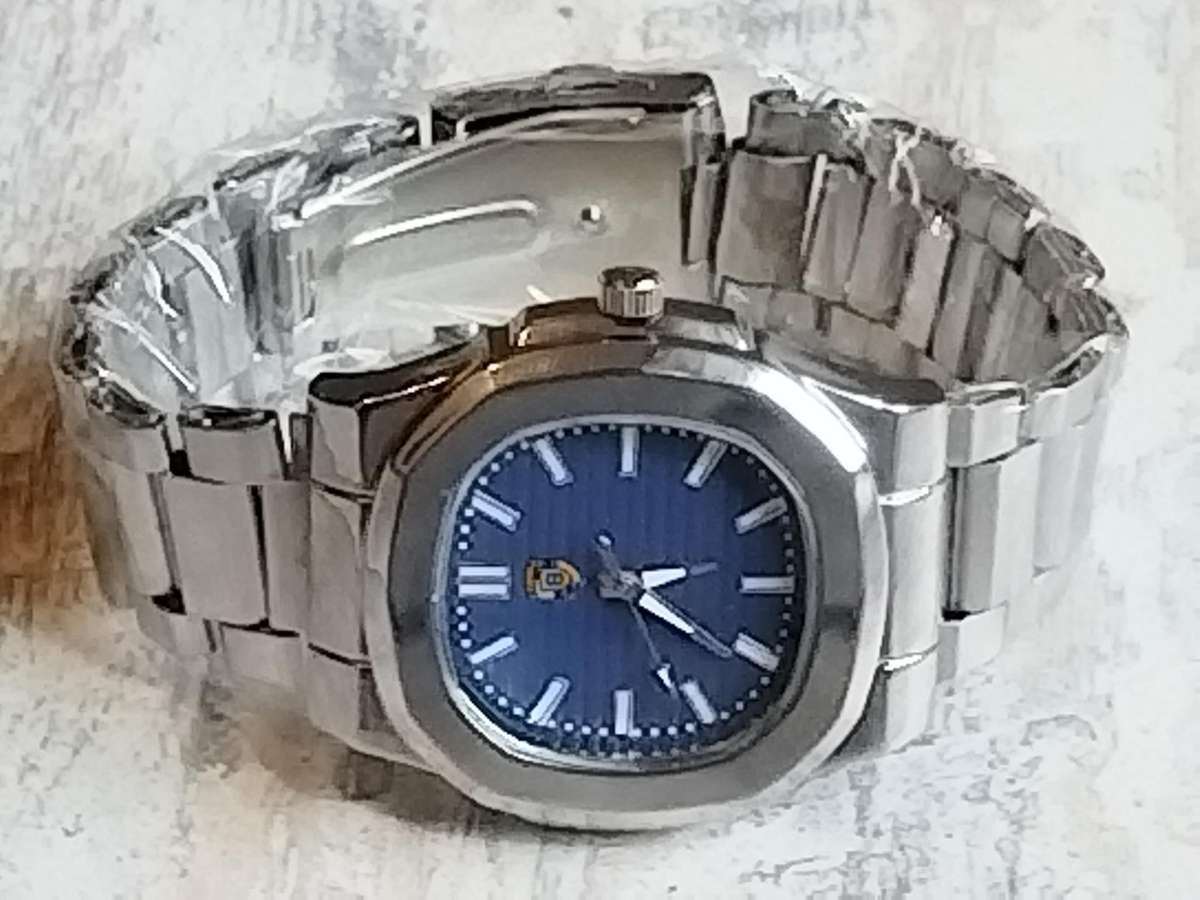 MENS BIG BULKY ALL STAINLESS STEEL FASHION WATCH IN EXCELLENT WORKING CONDITION