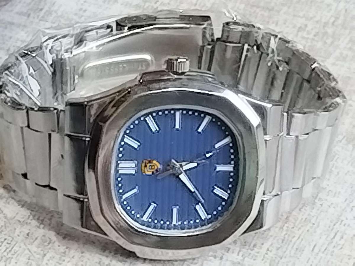MENS BIG BULKY ALL STAINLESS STEEL FASHION WATCH IN EXCELLENT WORKING CONDITION
