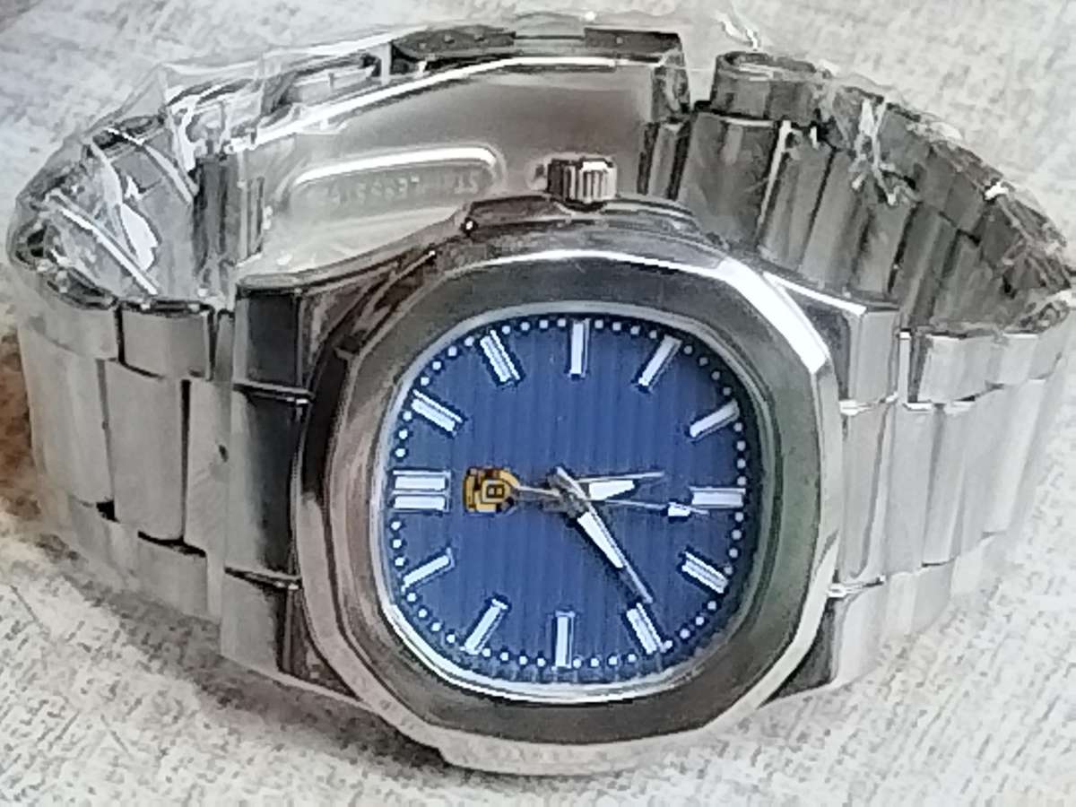 MENS BIG BULKY ALL STAINLESS STEEL FASHION WATCH IN EXCELLENT WORKING CONDITION