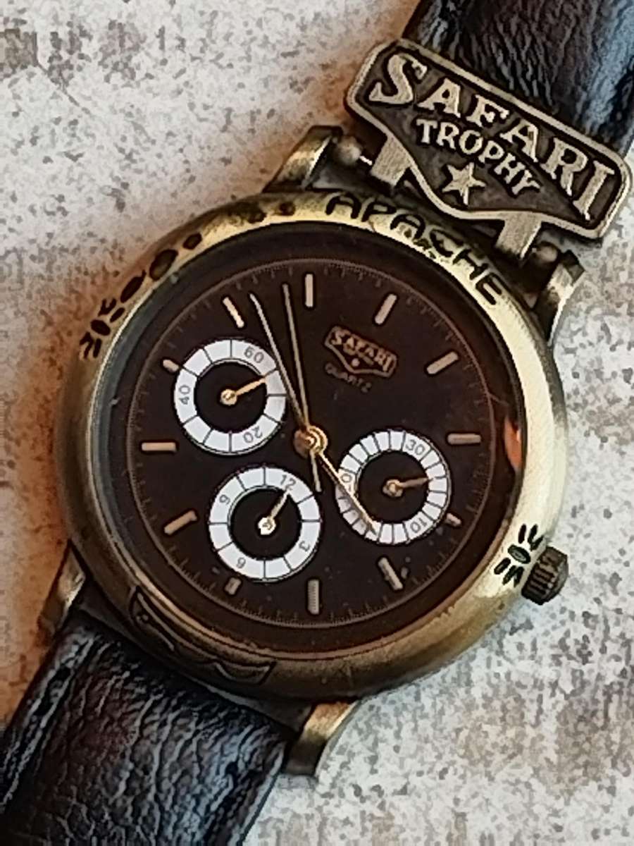 MENS VINTAGE SAFARI TROPHY WATCH IN EXCELLENT WORKING CONDITION