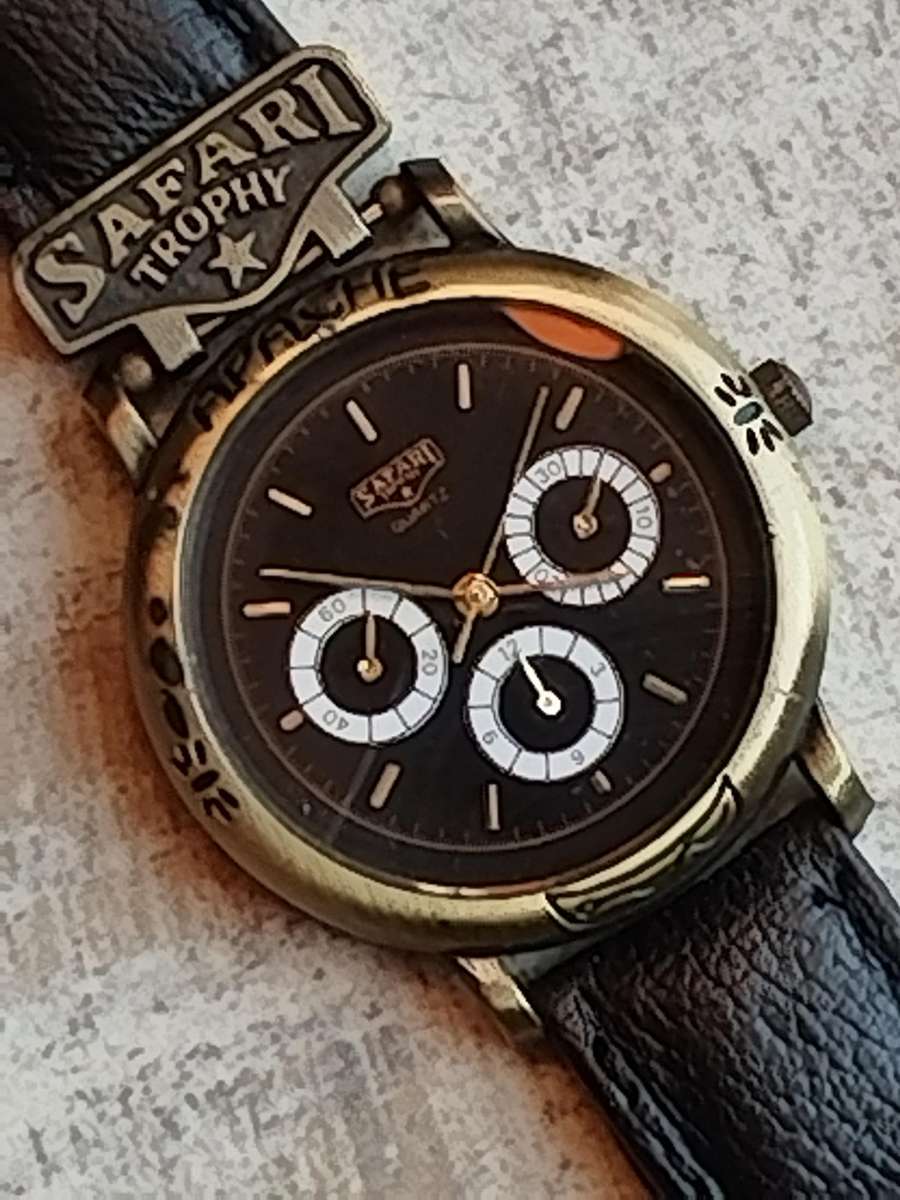 MENS VINTAGE SAFARI TROPHY WATCH IN EXCELLENT WORKING CONDITION