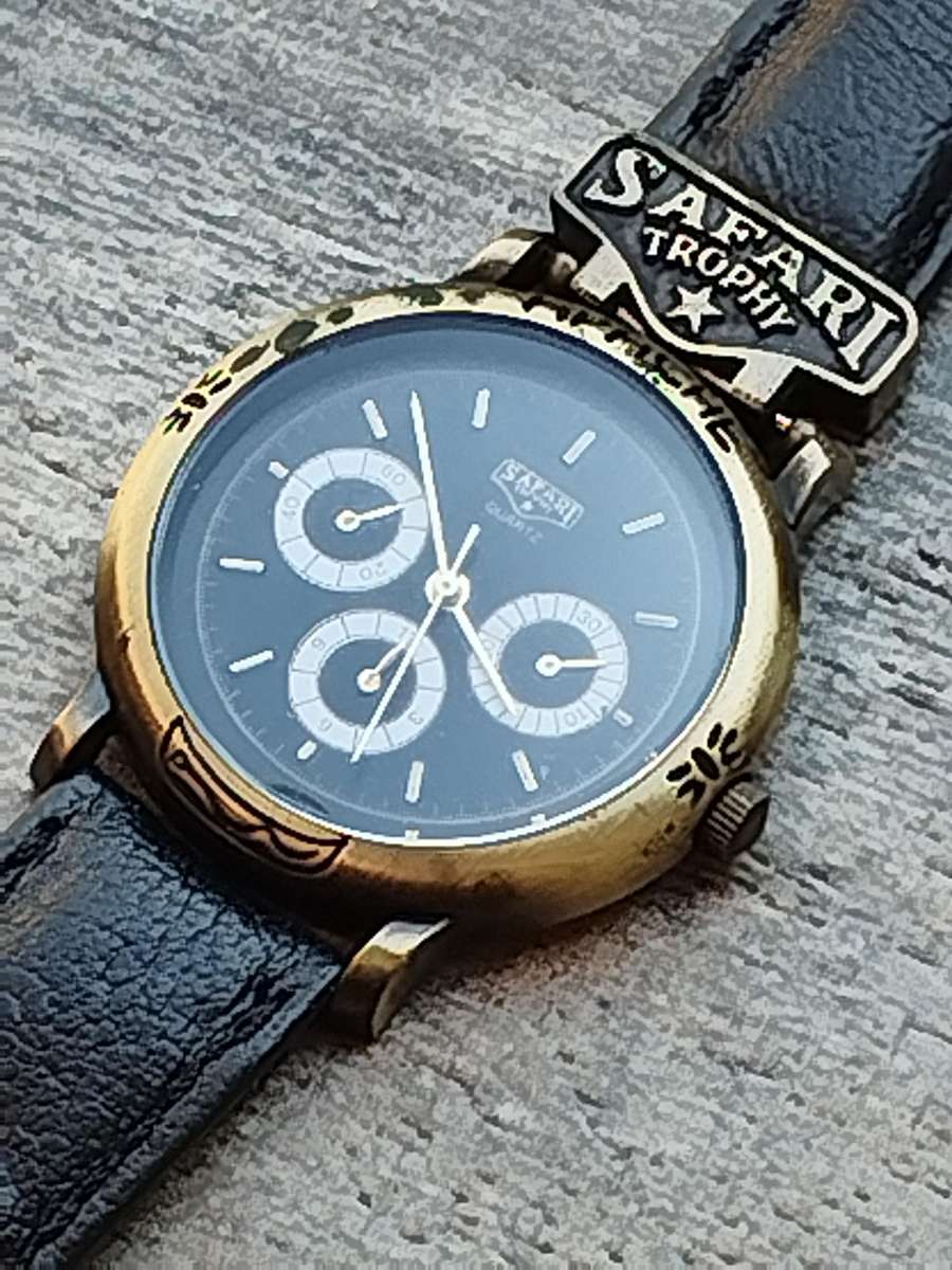 MENS VINTAGE SAFARI TROPHY WATCH IN EXCELLENT WORKING CONDITION
