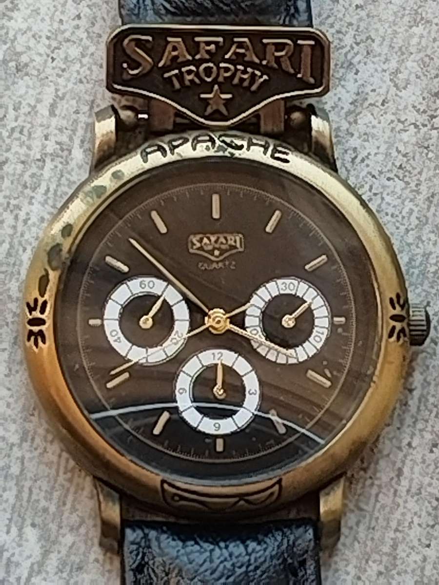 MENS VINTAGE SAFARI TROPHY WATCH IN EXCELLENT WORKING CONDITION