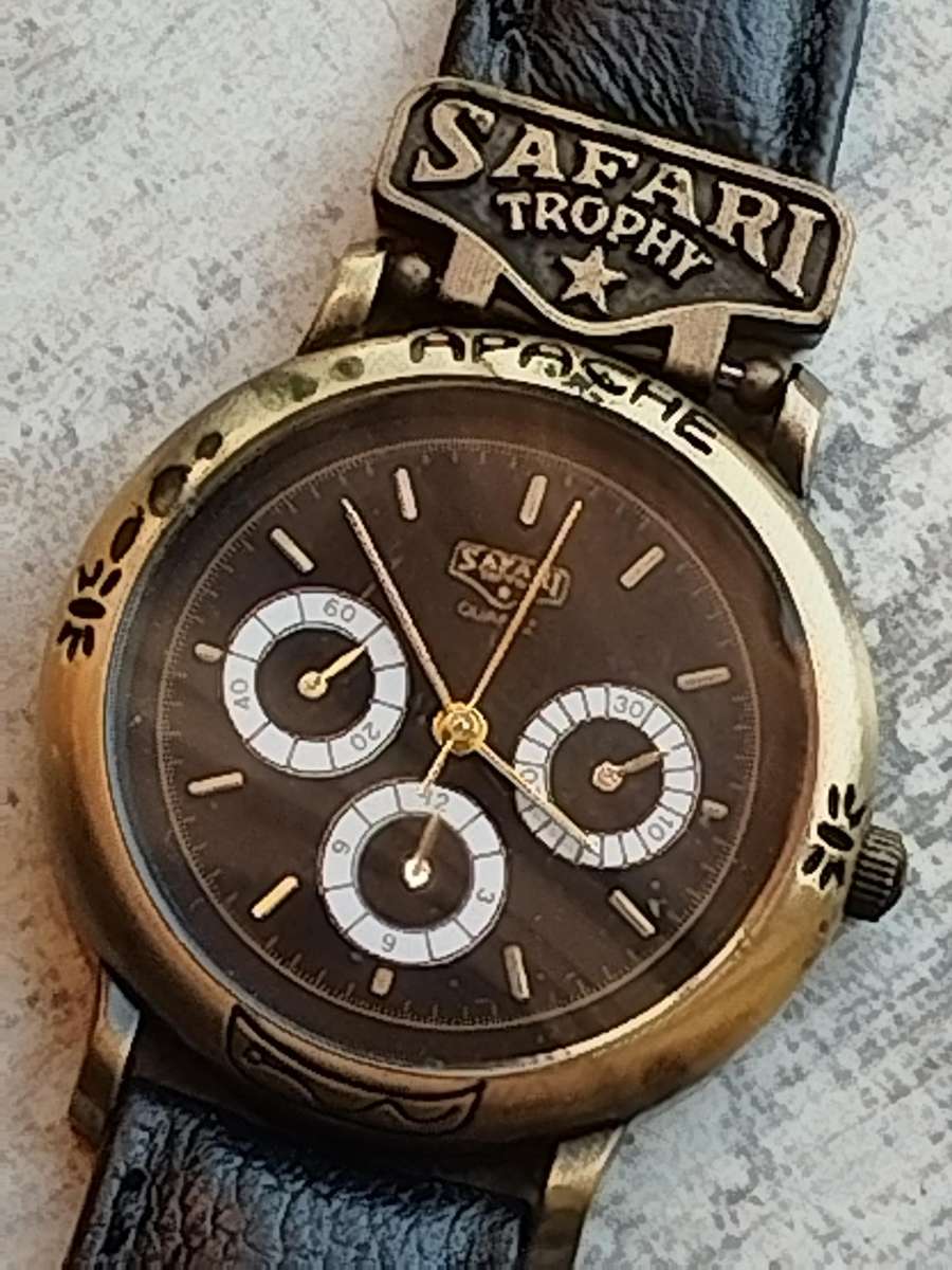 MENS VINTAGE SAFARI TROPHY WATCH IN EXCELLENT WORKING CONDITION