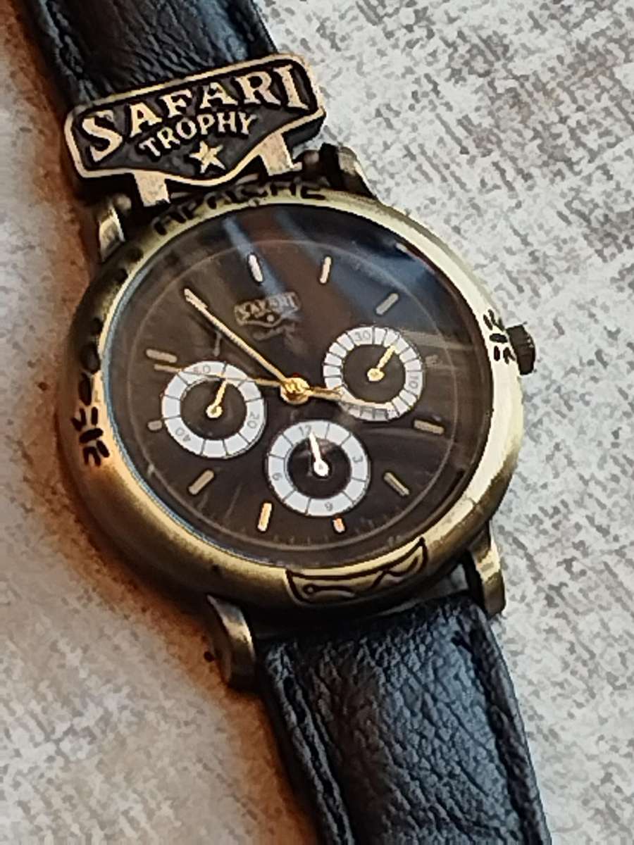 MENS VINTAGE SAFARI TROPHY WATCH IN EXCELLENT WORKING CONDITION