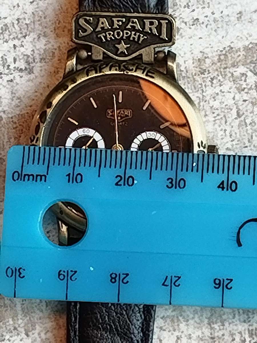 MENS VINTAGE SAFARI TROPHY WATCH IN EXCELLENT WORKING CONDITION