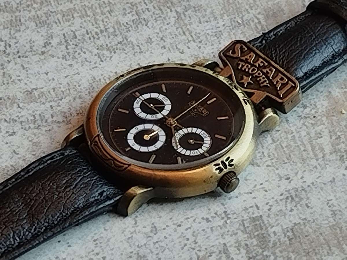 MENS VINTAGE SAFARI TROPHY WATCH IN EXCELLENT WORKING CONDITION