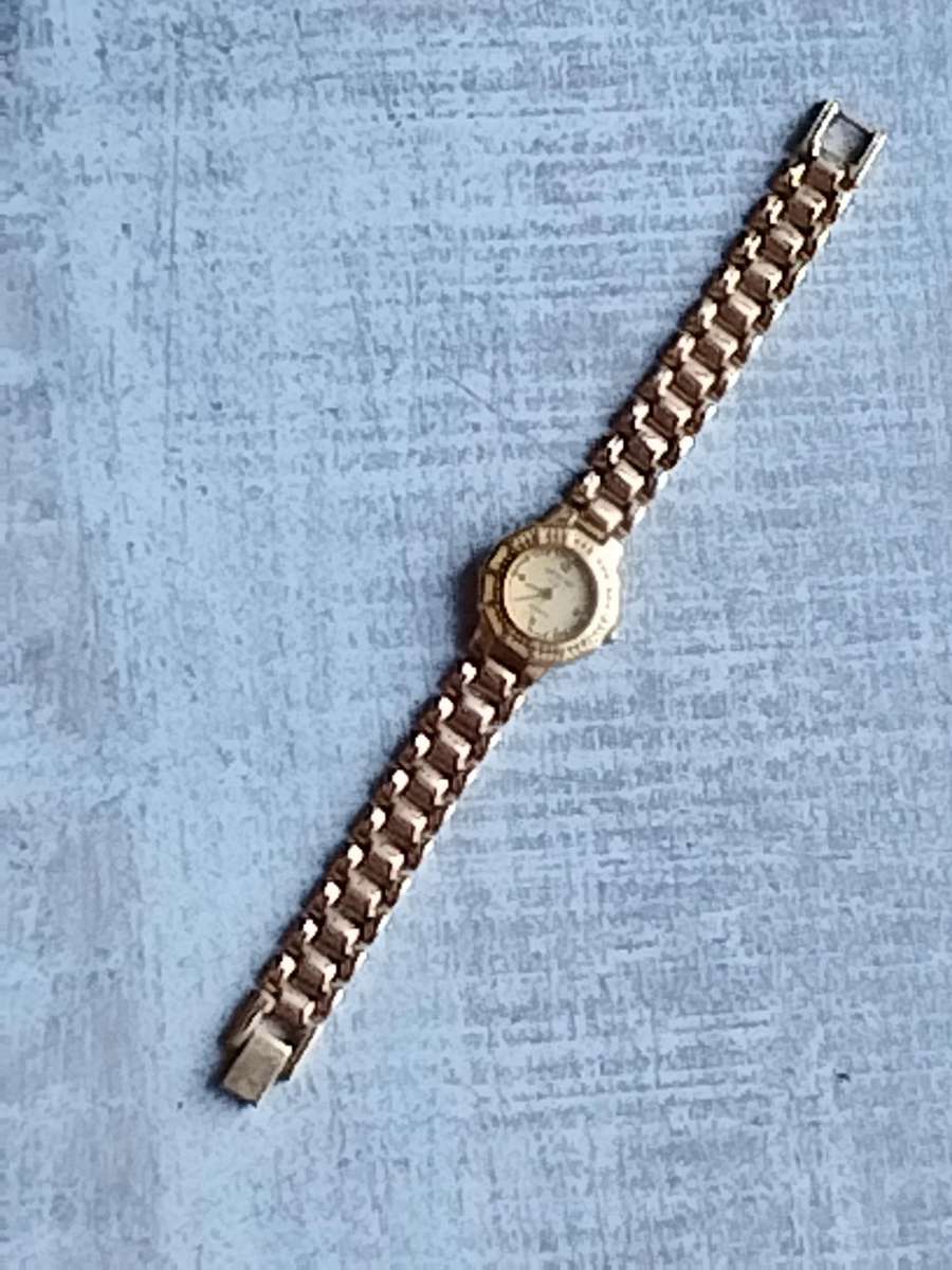 LADIES WESTAR 22K GOLD PLATED WATCH IN EXCELLENT WORKING CONDITION