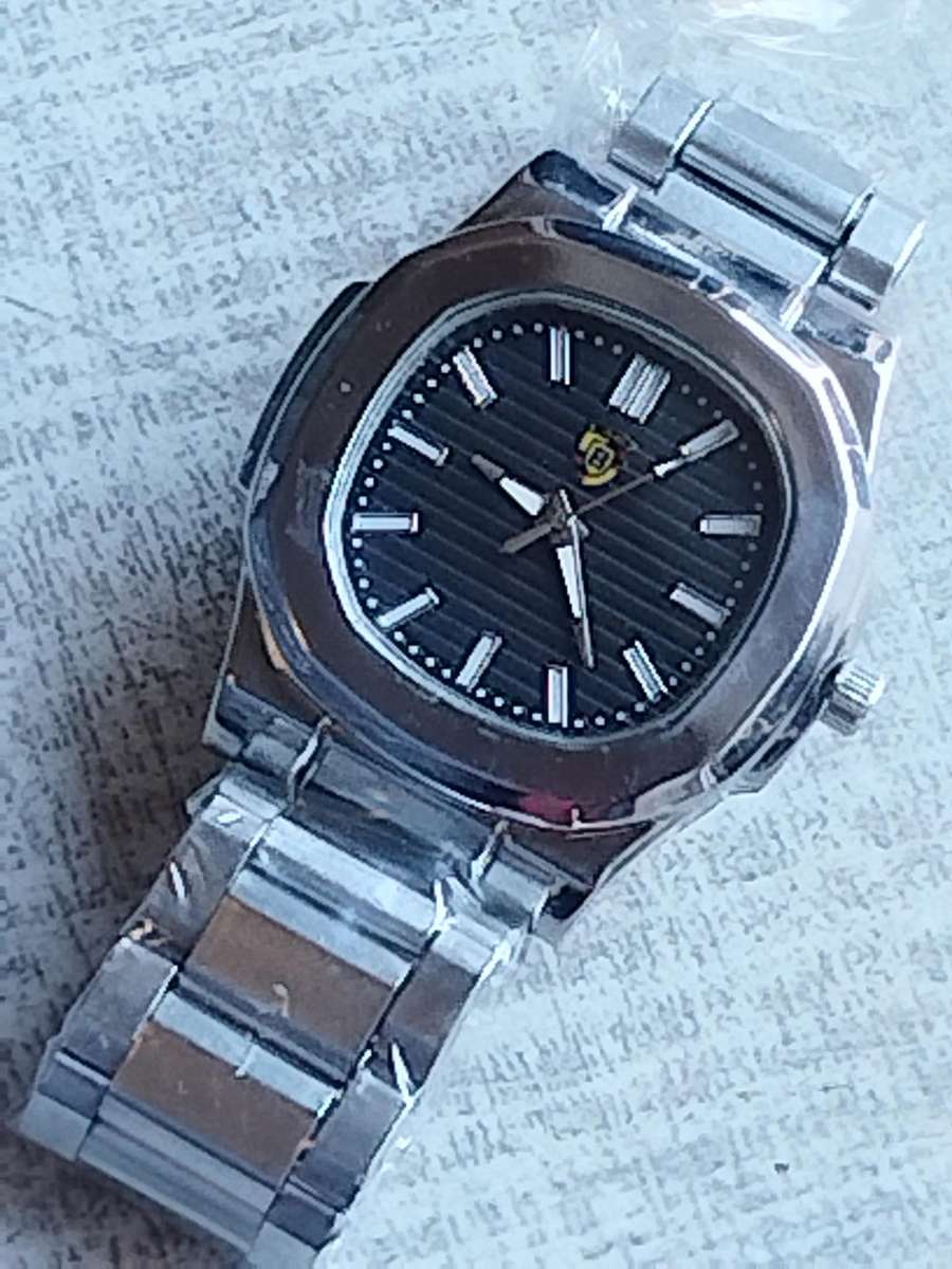 MENS BULKY STAINLESS STEEL FASHION WATCH IN EXCELLENT WORKING CONDITION