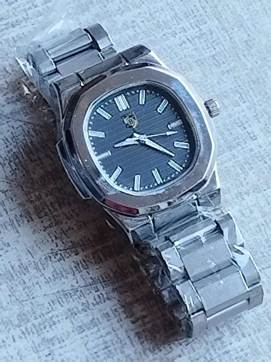 MENS BULKY STAINLESS STEEL FASHION WATCH IN EXCELLENT WORKING CONDITION