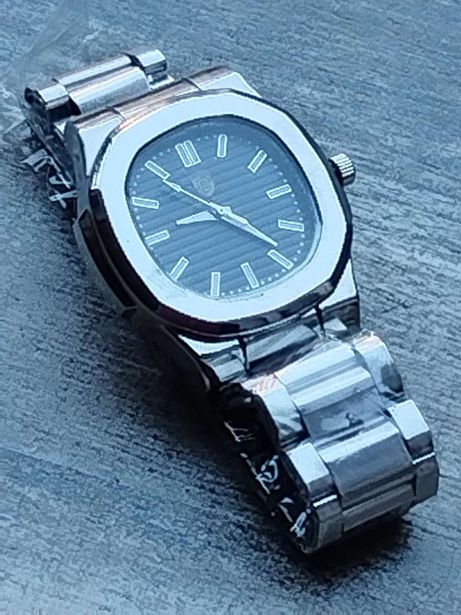 MENS BULKY STAINLESS STEEL FASHION WATCH IN EXCELLENT WORKING CONDITION