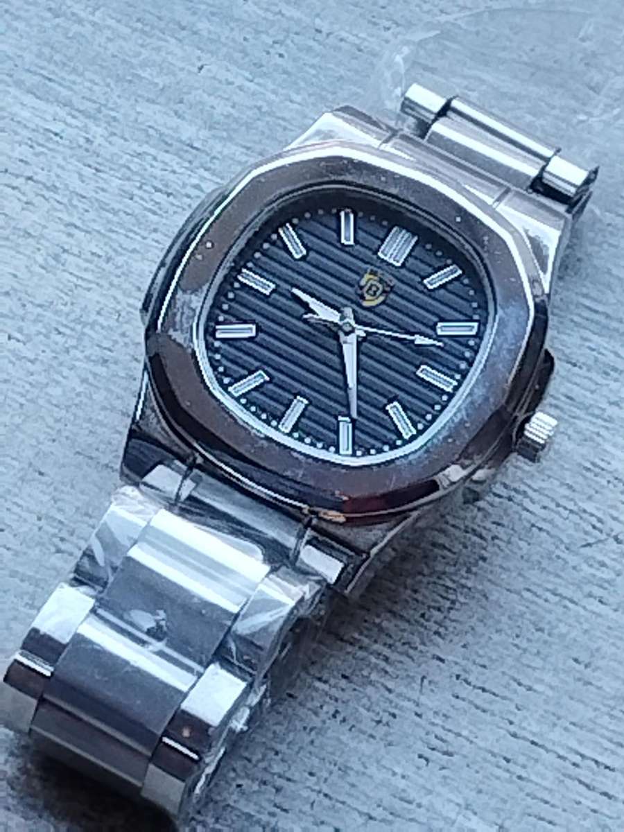 MENS BULKY STAINLESS STEEL FASHION WATCH IN EXCELLENT WORKING CONDITION