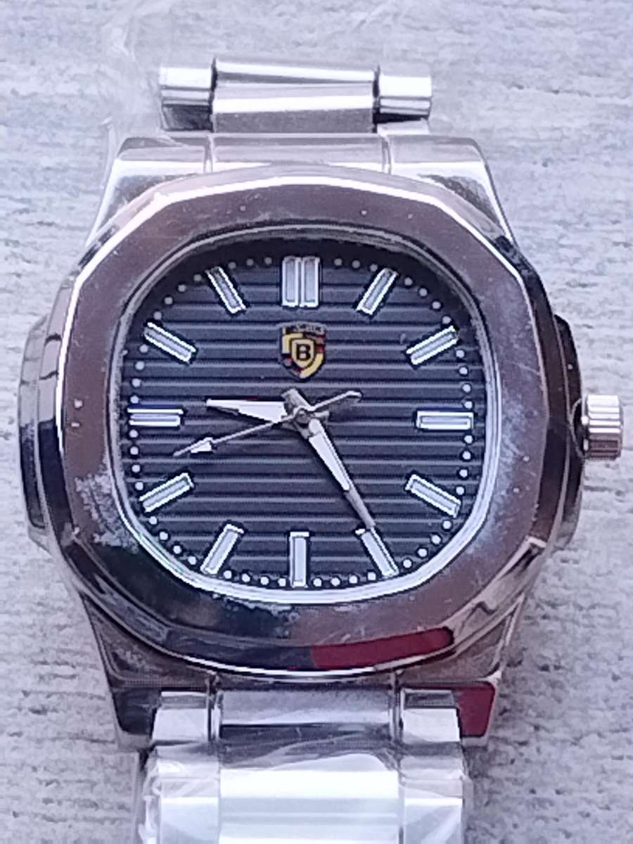 MENS BULKY STAINLESS STEEL FASHION WATCH IN EXCELLENT WORKING CONDITION