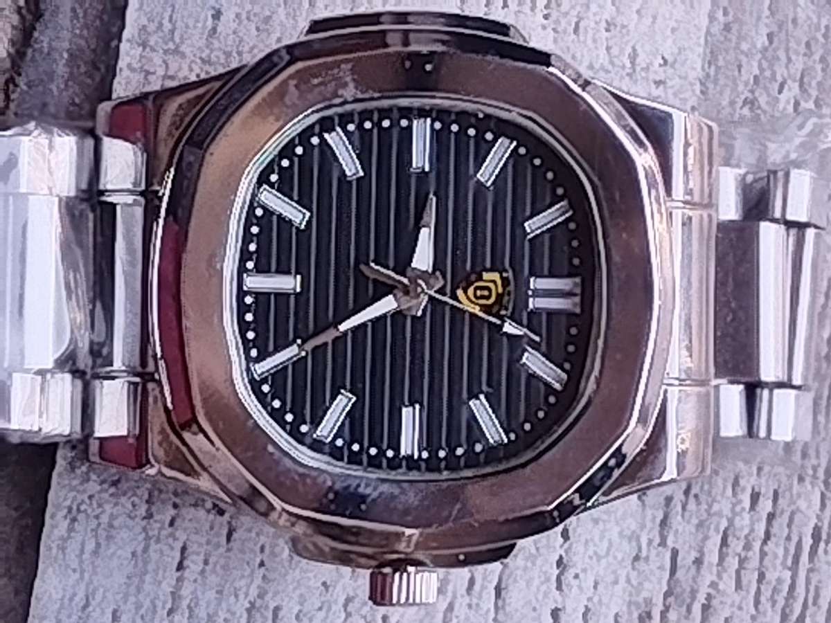 MENS BULKY STAINLESS STEEL FASHION WATCH IN EXCELLENT WORKING CONDITION