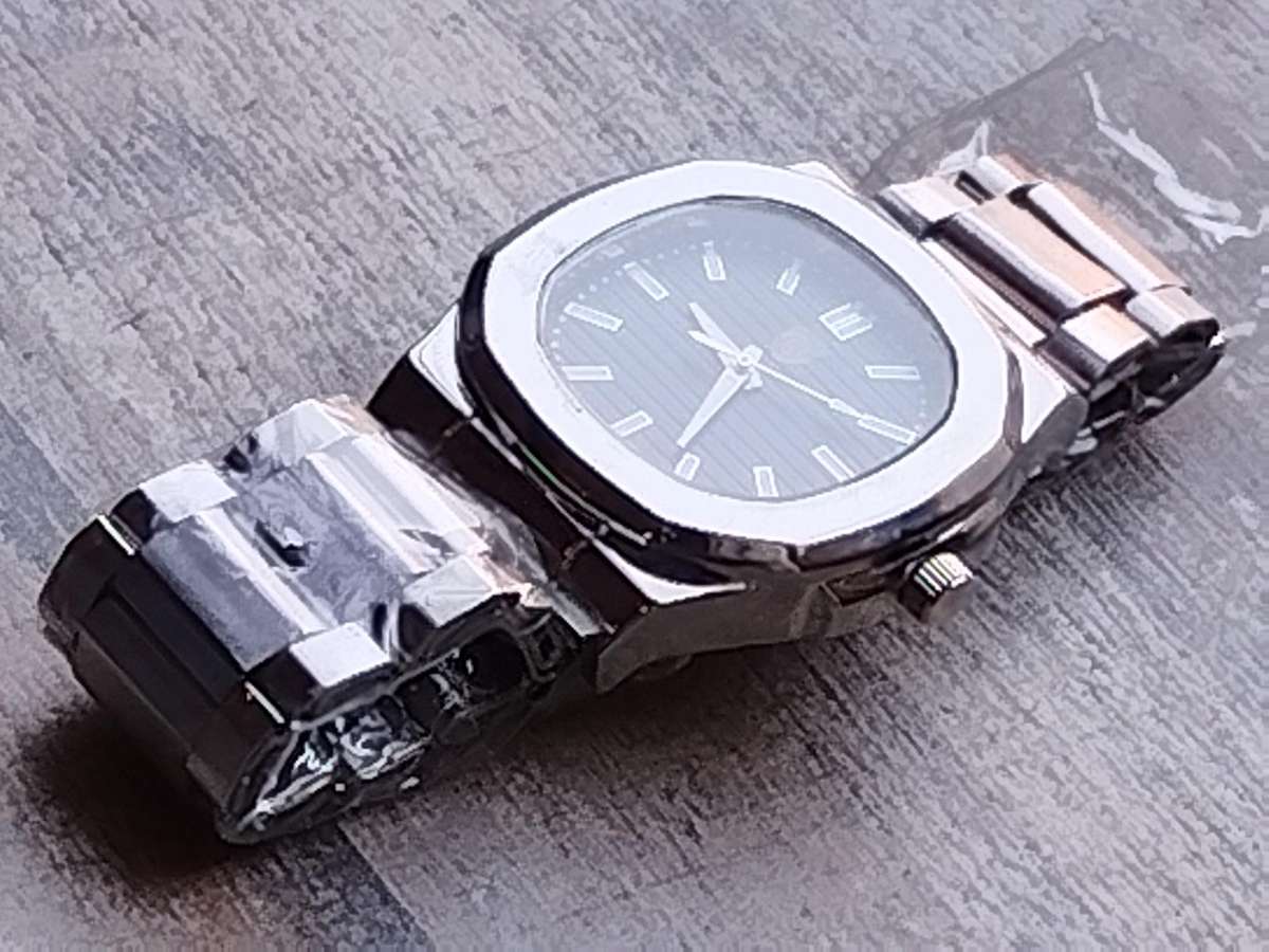 MENS BULKY STAINLESS STEEL FASHION WATCH IN EXCELLENT WORKING CONDITION