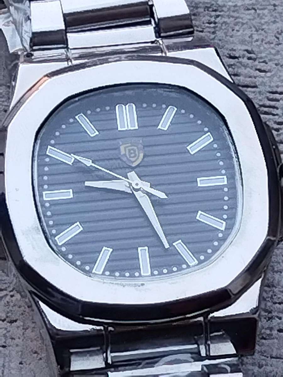 MENS BULKY STAINLESS STEEL FASHION WATCH IN EXCELLENT WORKING CONDITION