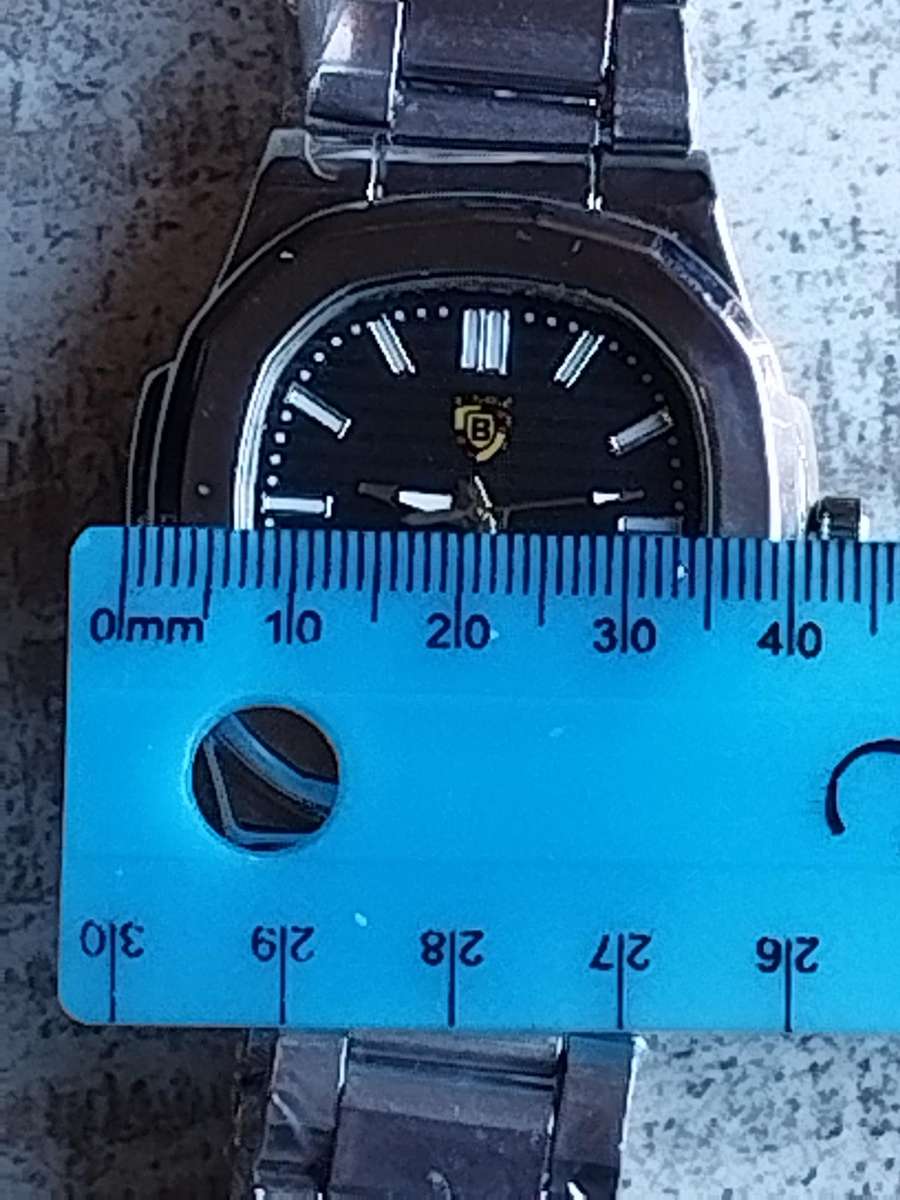 MENS BULKY STAINLESS STEEL FASHION WATCH IN EXCELLENT WORKING CONDITION