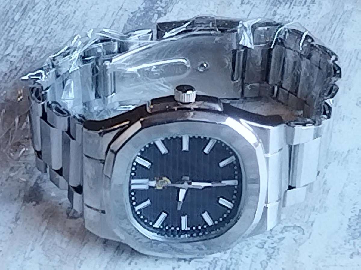 MENS BULKY STAINLESS STEEL FASHION WATCH IN EXCELLENT WORKING CONDITION