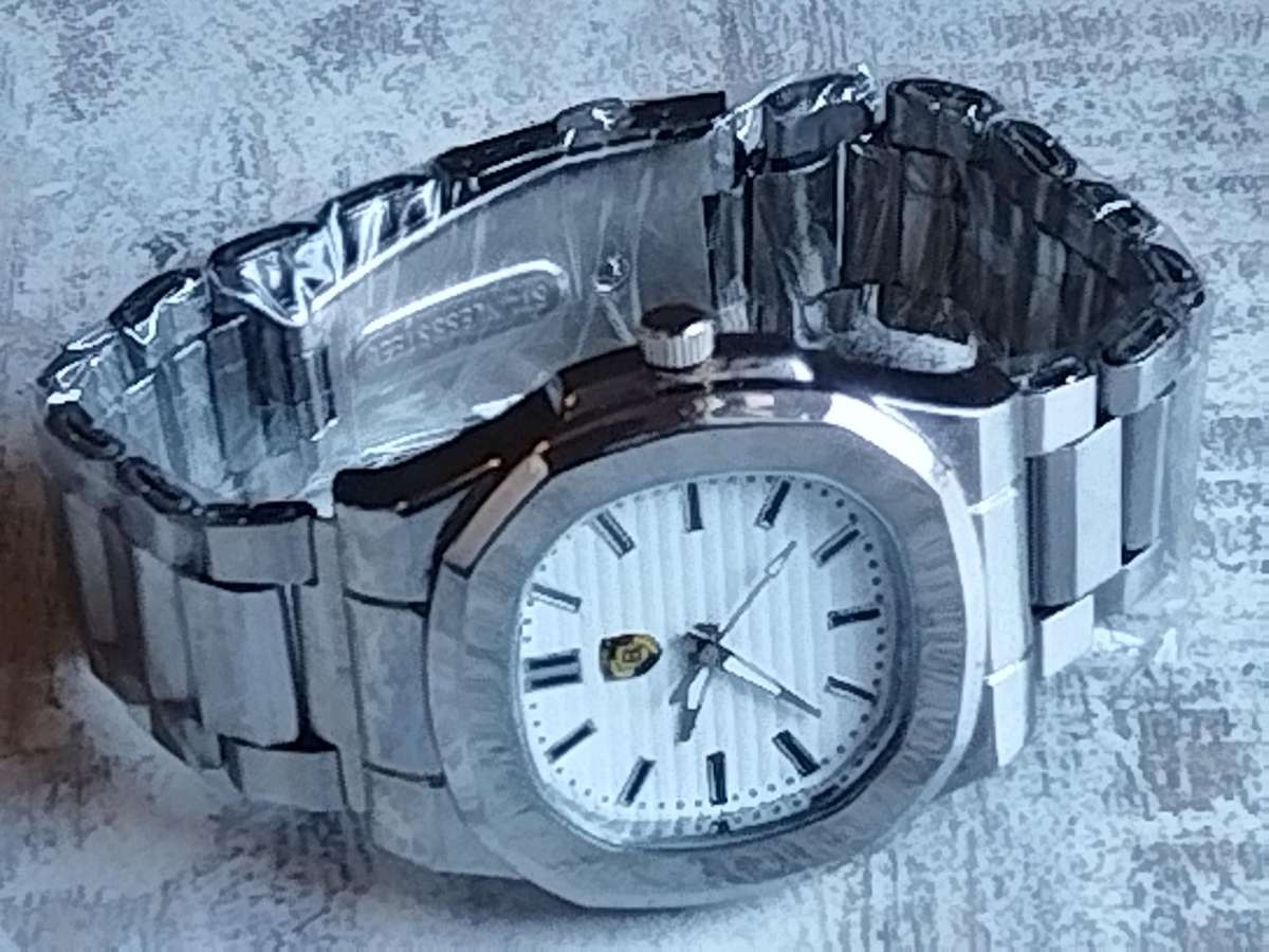 MENS BULKY STAINLESS STEEL FASHION WATCH IN EXCELLENT WORKING CONDITION
