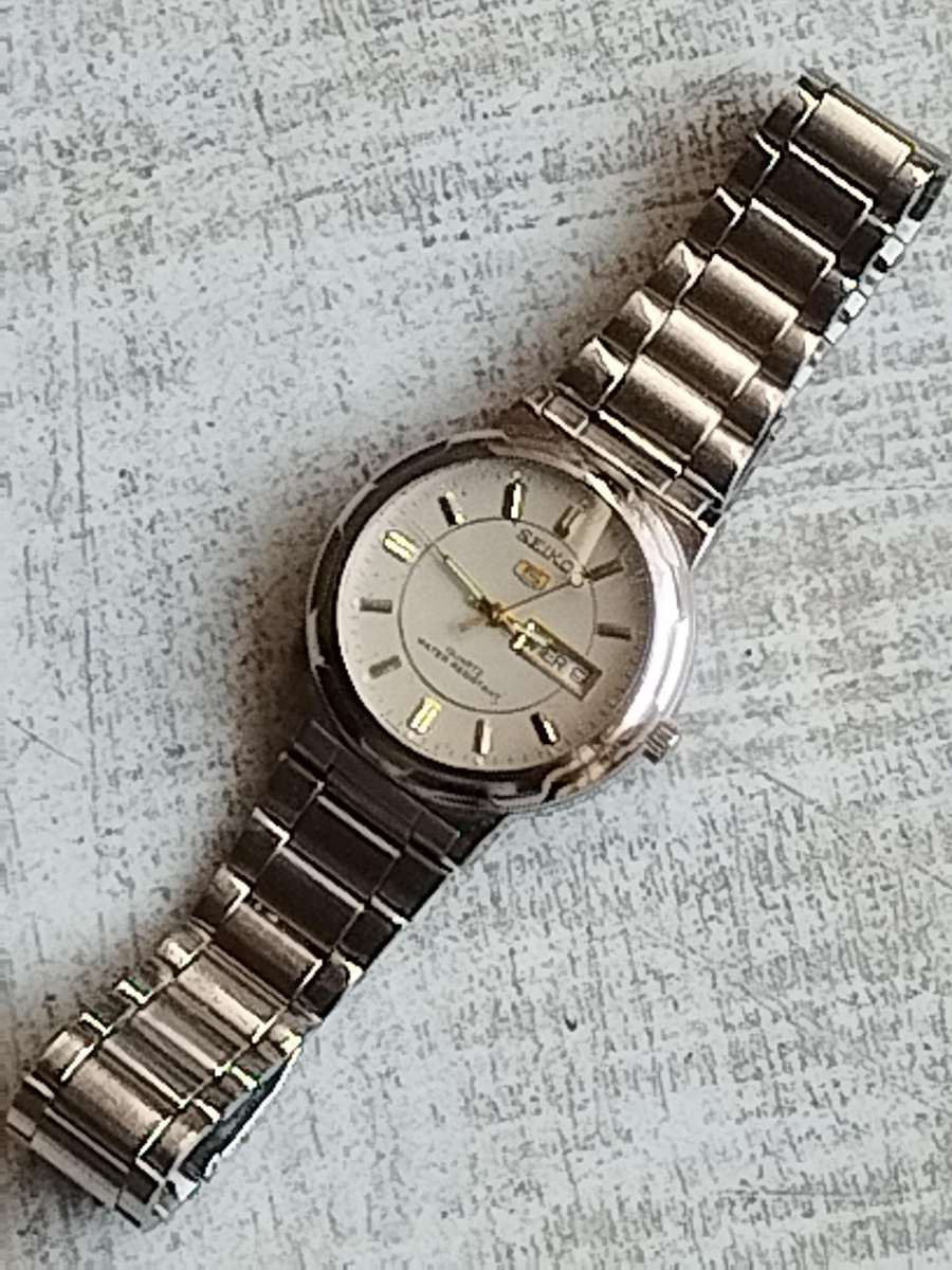 MENS SEIKO WATCH IN EXCELLENT WORKING CONDITION - READ DESCRIPTION