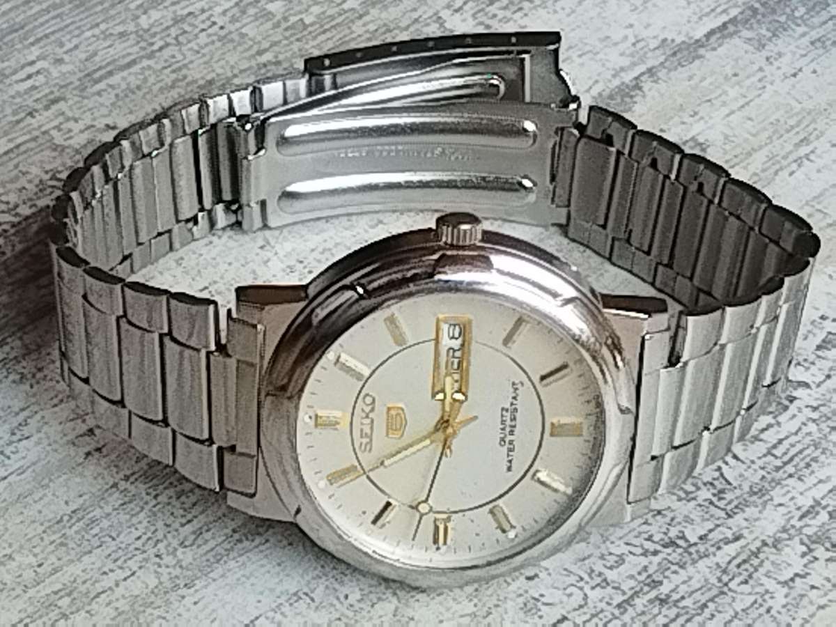 MENS SEIKO WATCH IN EXCELLENT WORKING CONDITION - READ DESCRIPTION