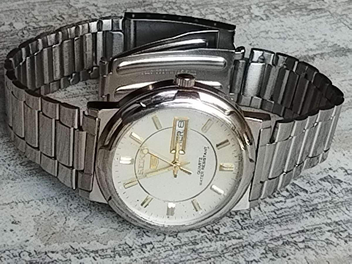 MENS SEIKO WATCH IN EXCELLENT WORKING CONDITION - READ DESCRIPTION