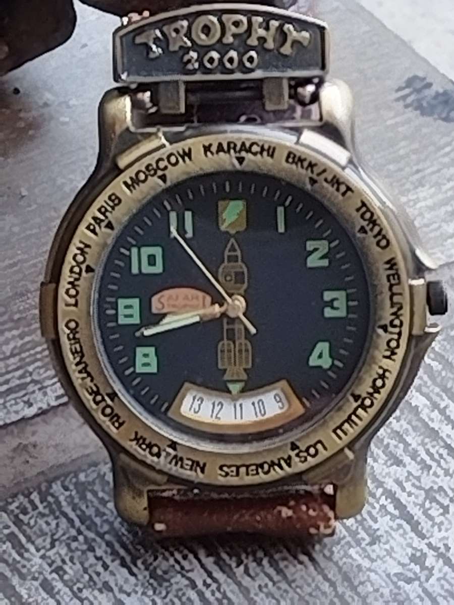 MENS VINTAGE TROPHY 2000 WATCH IN EXCELLENT WORKING CONDITION