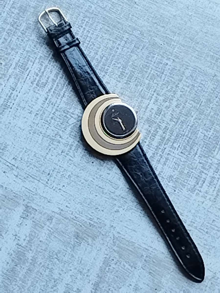 STUNNING LE VAN LADIES GOLD AND SILVER WATCH IN EXCELLENT WORKING CONDITION