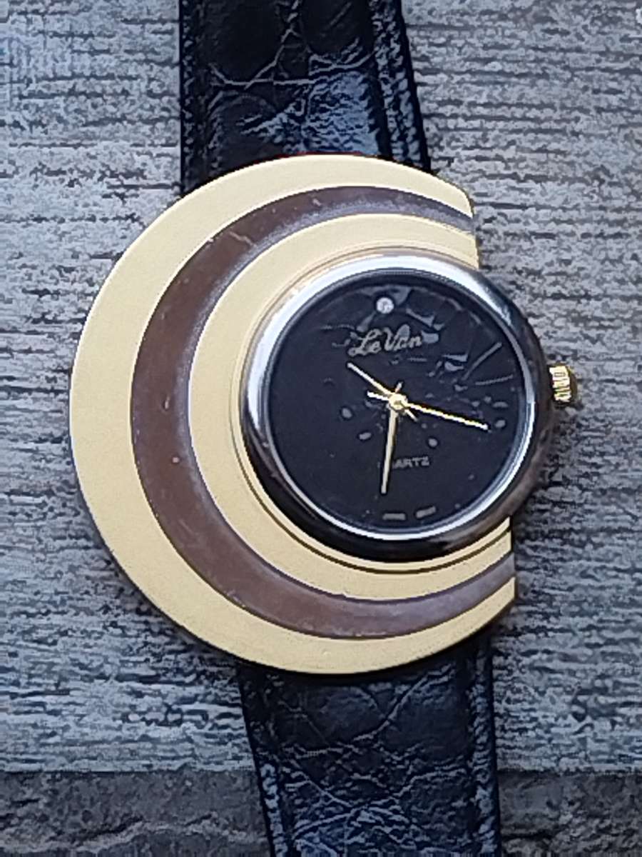 STUNNING LE VAN LADIES GOLD AND SILVER WATCH IN EXCELLENT WORKING CONDITION