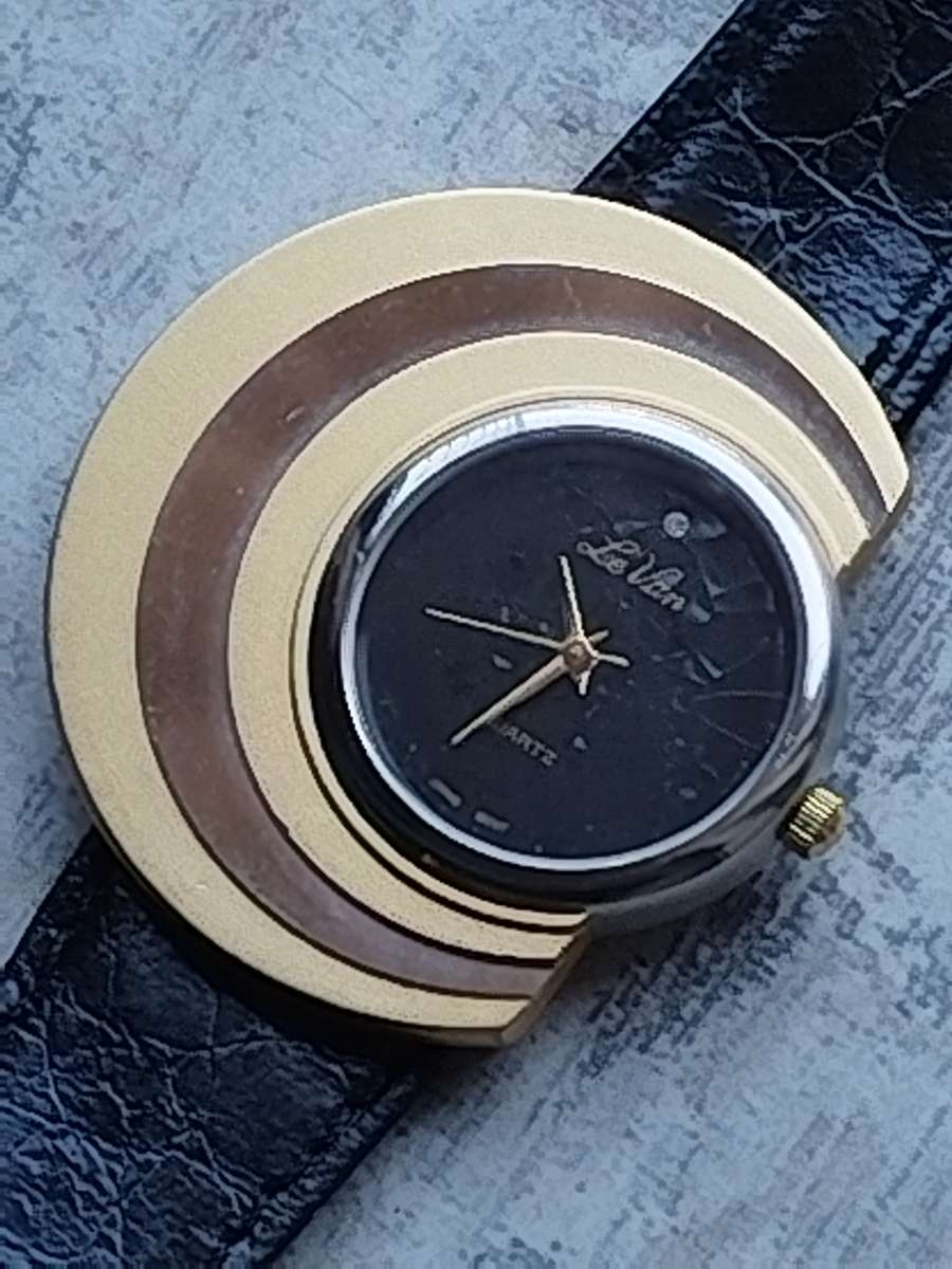 STUNNING LE VAN LADIES GOLD AND SILVER WATCH IN EXCELLENT WORKING CONDITION