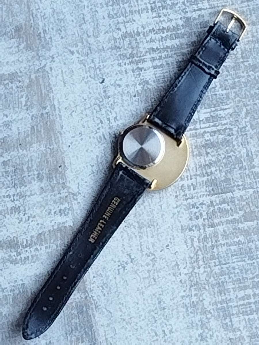 STUNNING LE VAN LADIES GOLD AND SILVER WATCH IN EXCELLENT WORKING CONDITION