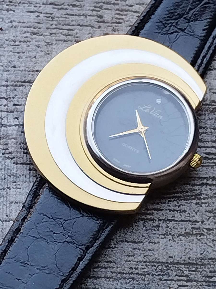 STUNNING LE VAN LADIES GOLD AND SILVER WATCH IN EXCELLENT WORKING CONDITION