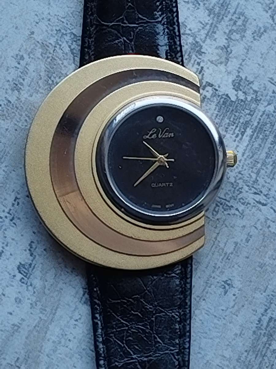 STUNNING LE VAN LADIES GOLD AND SILVER WATCH IN EXCELLENT WORKING CONDITION