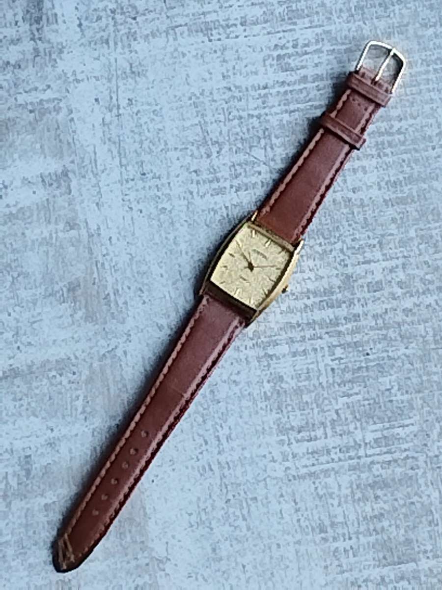 LADIES GOLD JUSTIN WATCH IN EXCELLENT WORKING CONDITION