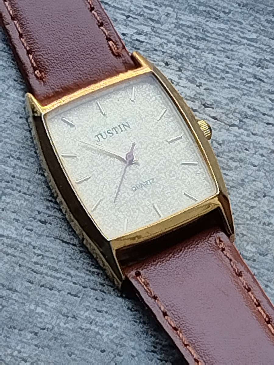 LADIES GOLD JUSTIN WATCH IN EXCELLENT WORKING CONDITION